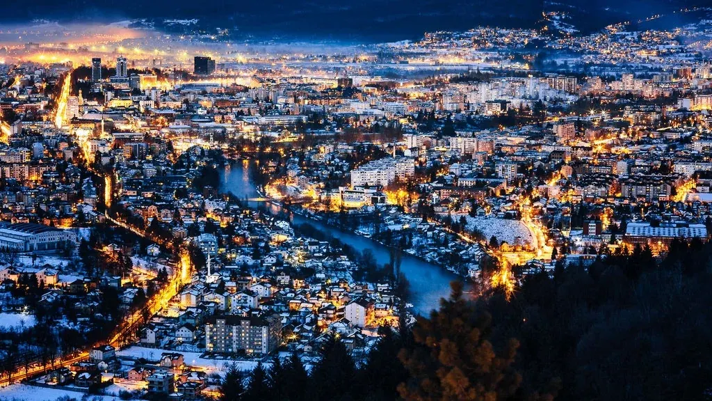 Noćna panorama Banje Luke i rijeke Vrbas