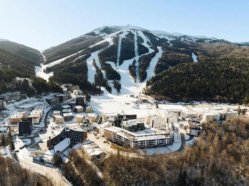 Panoramski pogled na skijalište i staze Bjelašnice