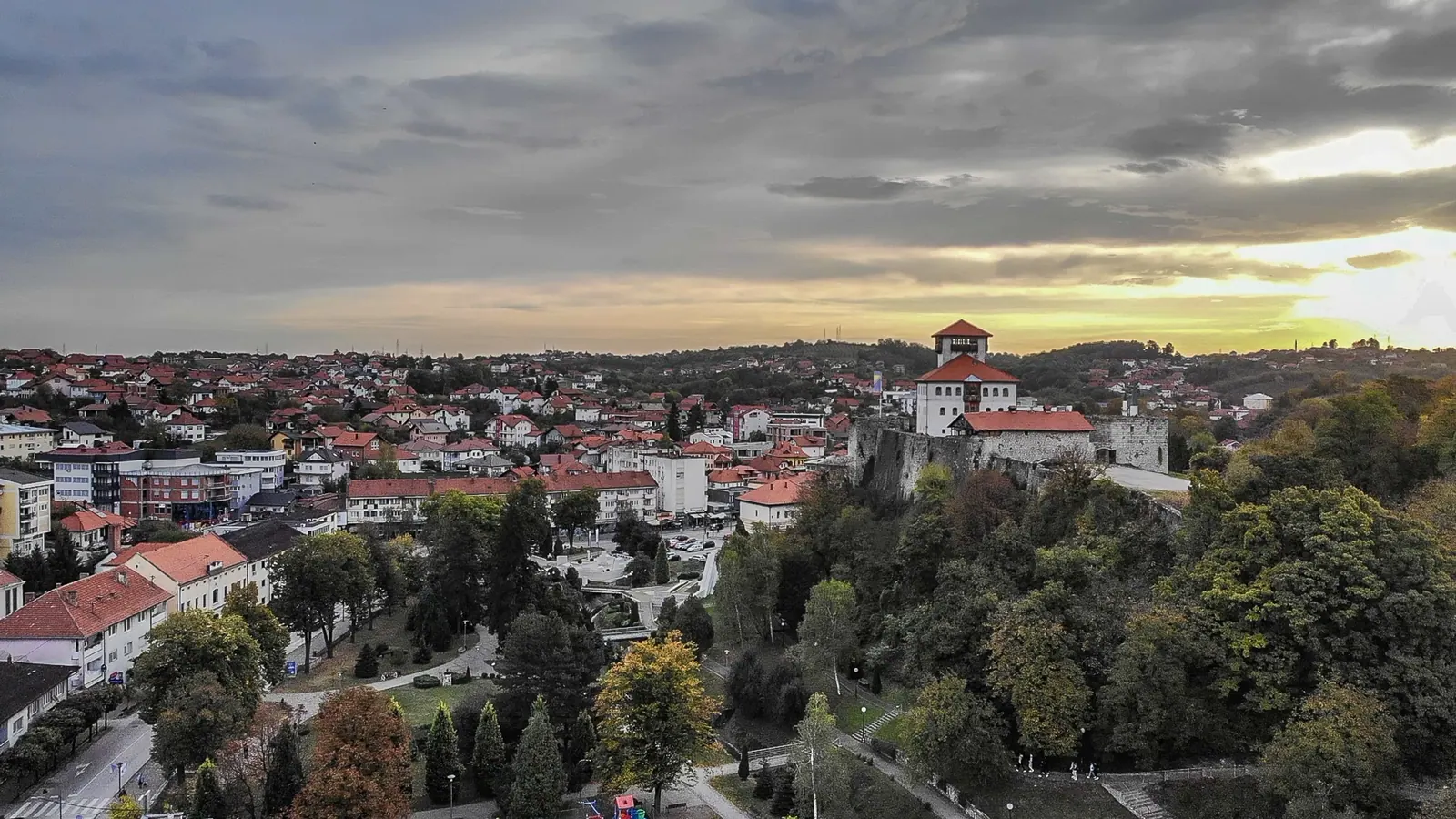 Panoramski pogled na Gradačac i kulu Husein-kapetana Gradaščevića
