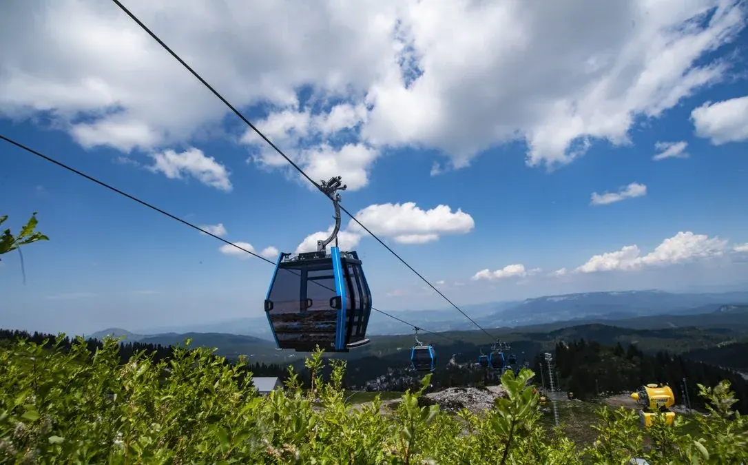 Gondola na Jahorini Gondola na planini Jahorini tokom ljeta