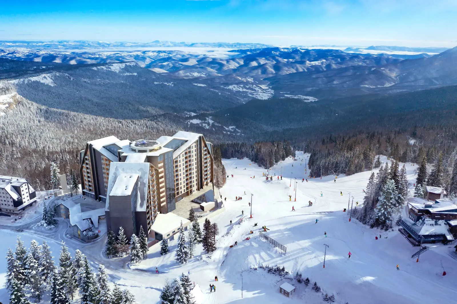 Hotel i skijalište Jahorina Hotel i skijaške staze na snijegom prekrivenoj Jahorini