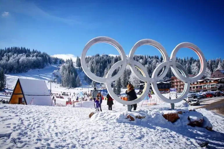 Olimpijska Jahorina Olimpijski krugovi na Jahorini u zimskom, snježnom krajoliku