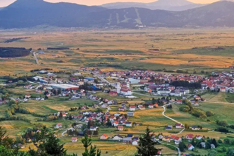 Panoramski pogled na Kupres i okolnu visoravan