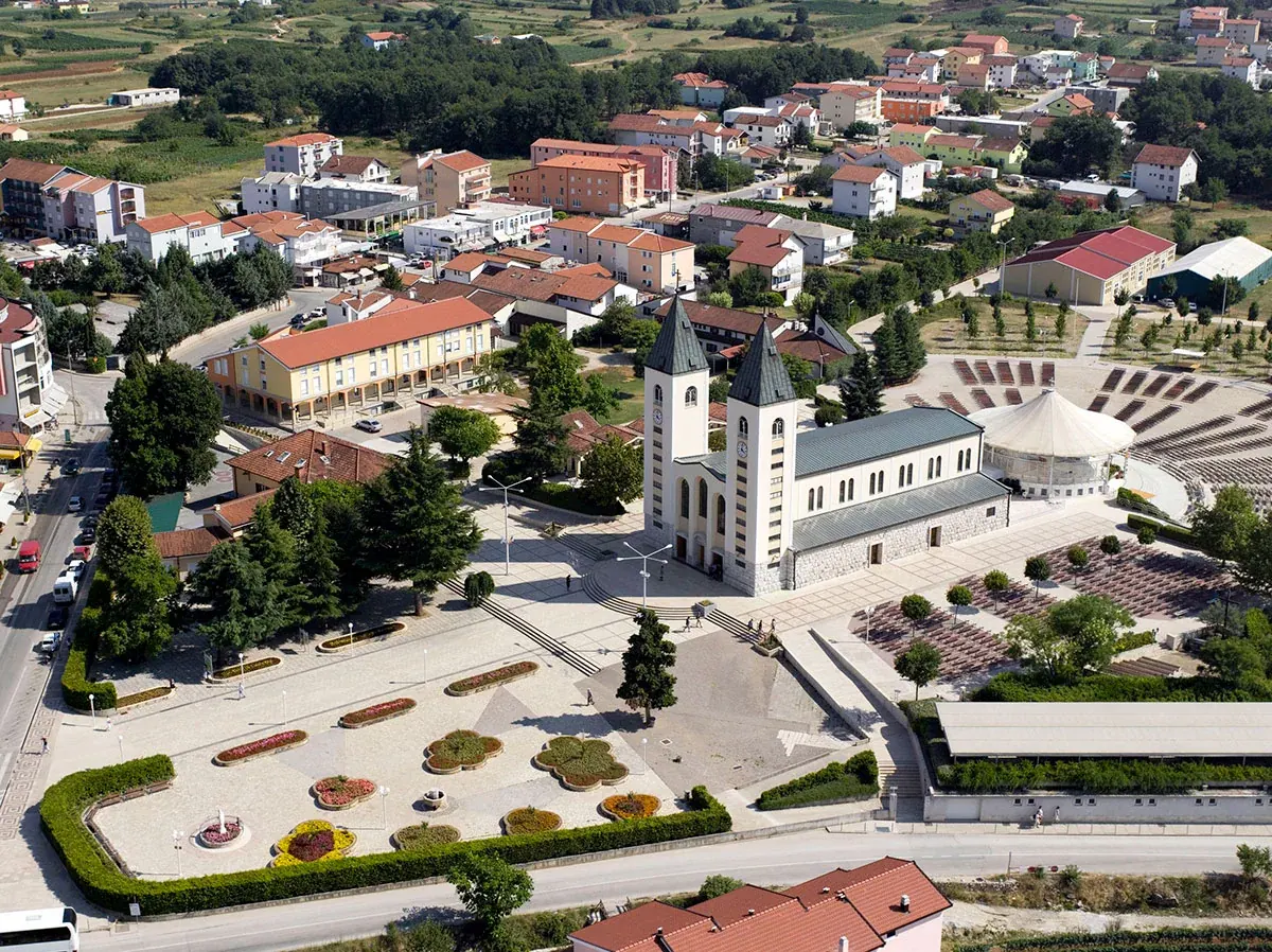Crkva Svetog Jakova u Međugorju Pogled iz zraka na crkvu Svetog Jakova u Međugorju