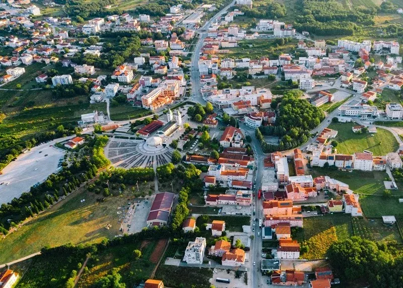 Pogled iz zraka na Međugorje i crkvu Svetog Jakova