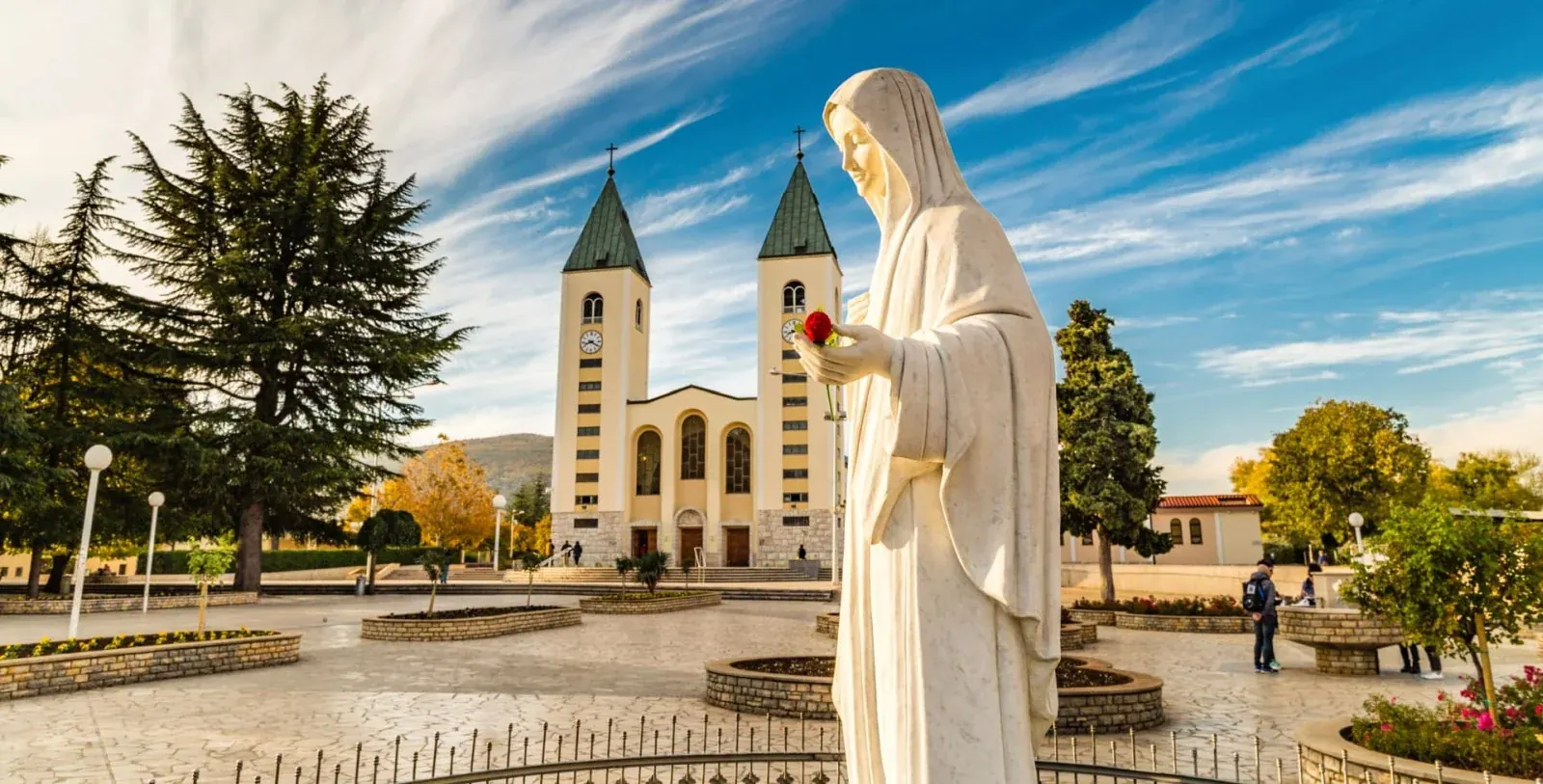 Djevica Marija i crkva Svetog Jakova Kip Djevice Marije pored crkve Svetog Jakova u Međugorju
