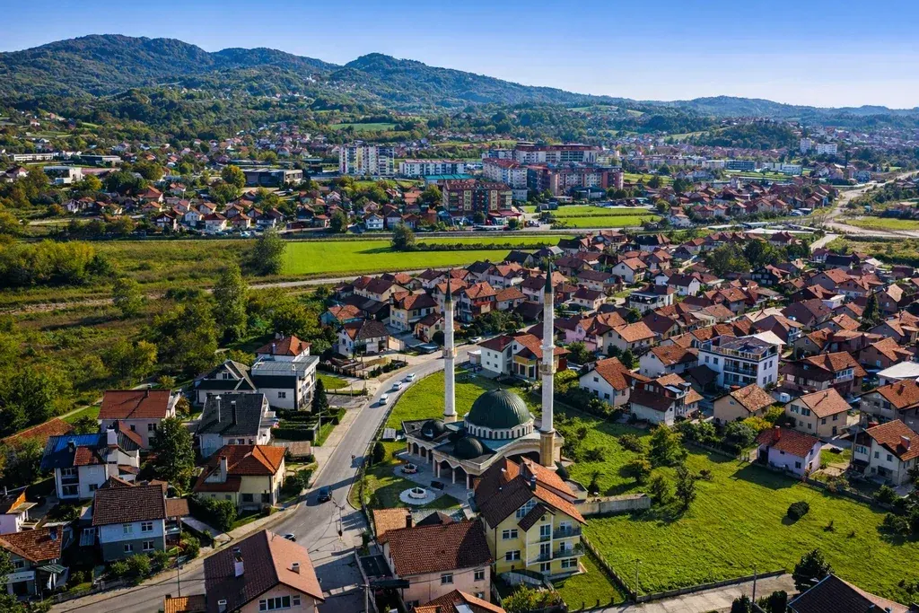 Panoramski pogled na Srebrenik i okolna zelena brda