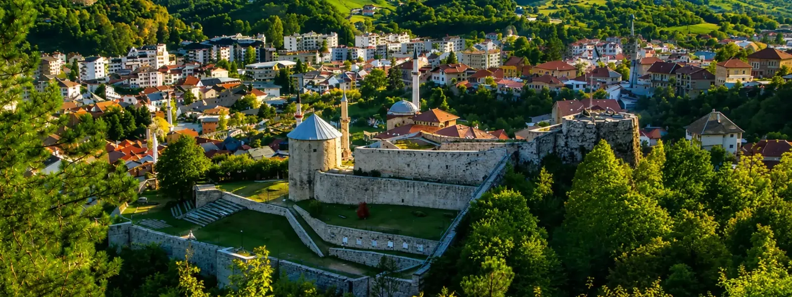 Panoramski pogled na Travničku tvrđavu i grad