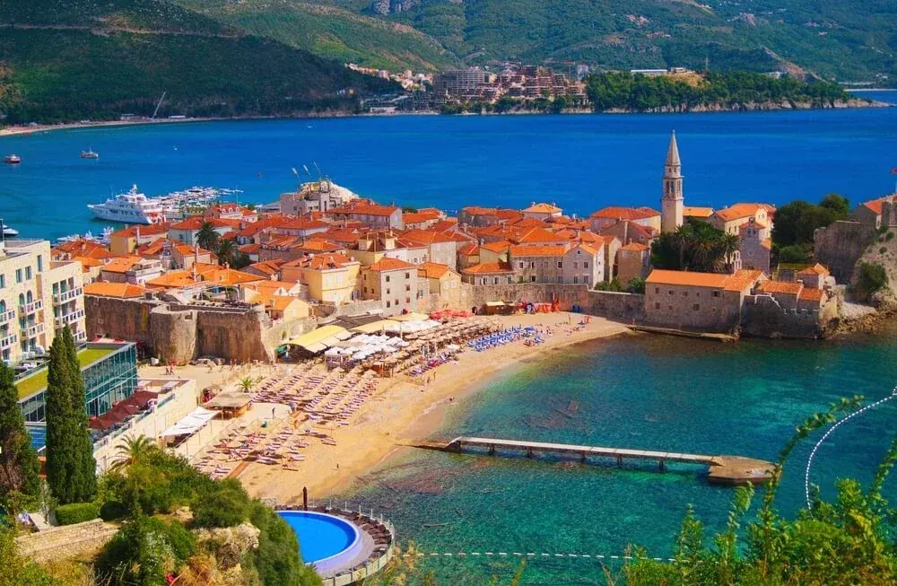 Panoramski pogled iz zraka na stari grad Budvu i Jadransko more