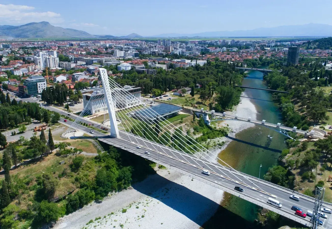 Pogled iz zraka na Milenijumski most nad rijekom Moračom u Podgorici