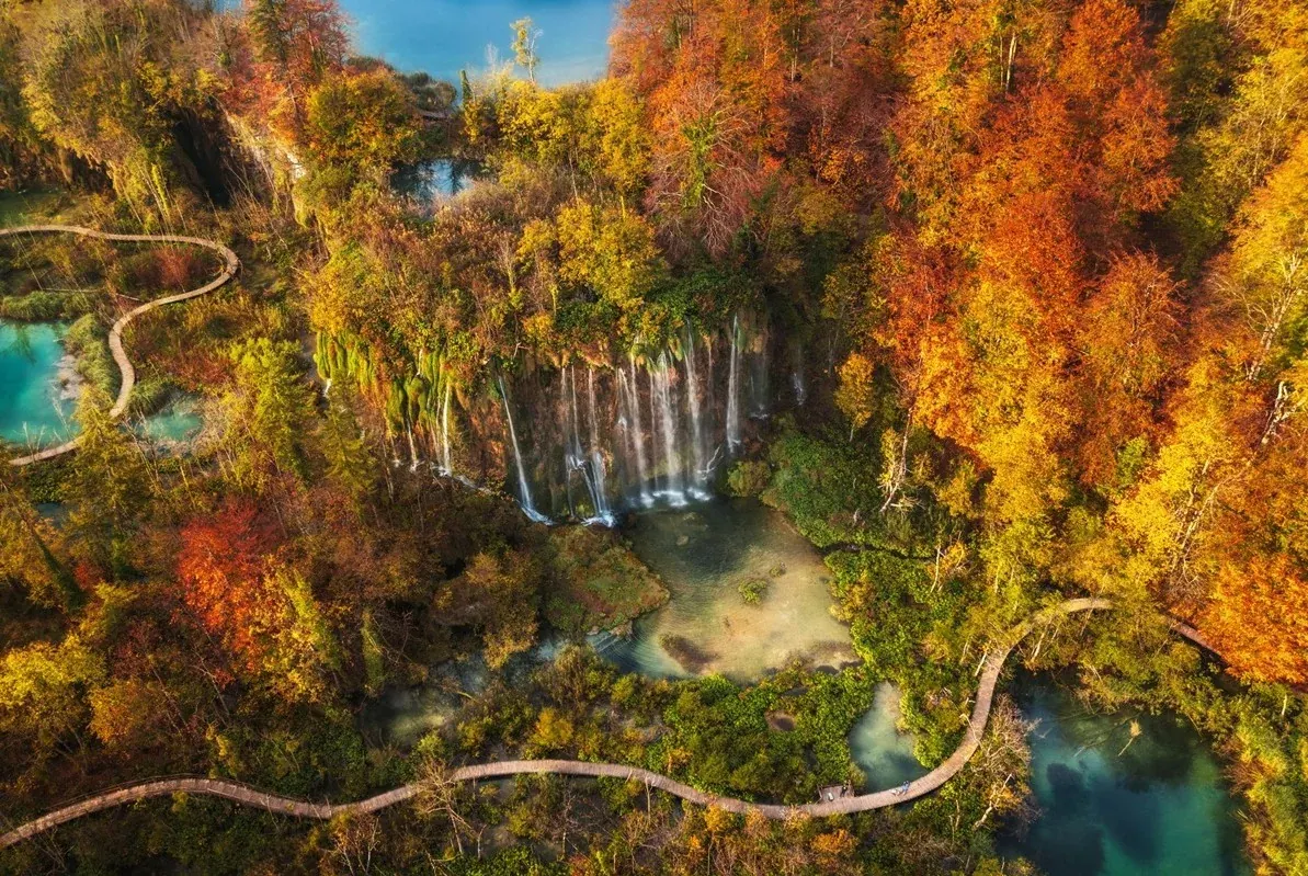 Plitvička jezera u jesen Vodopadi i šarena jesenja šuma Nacionalnog parka Plitvička jezera