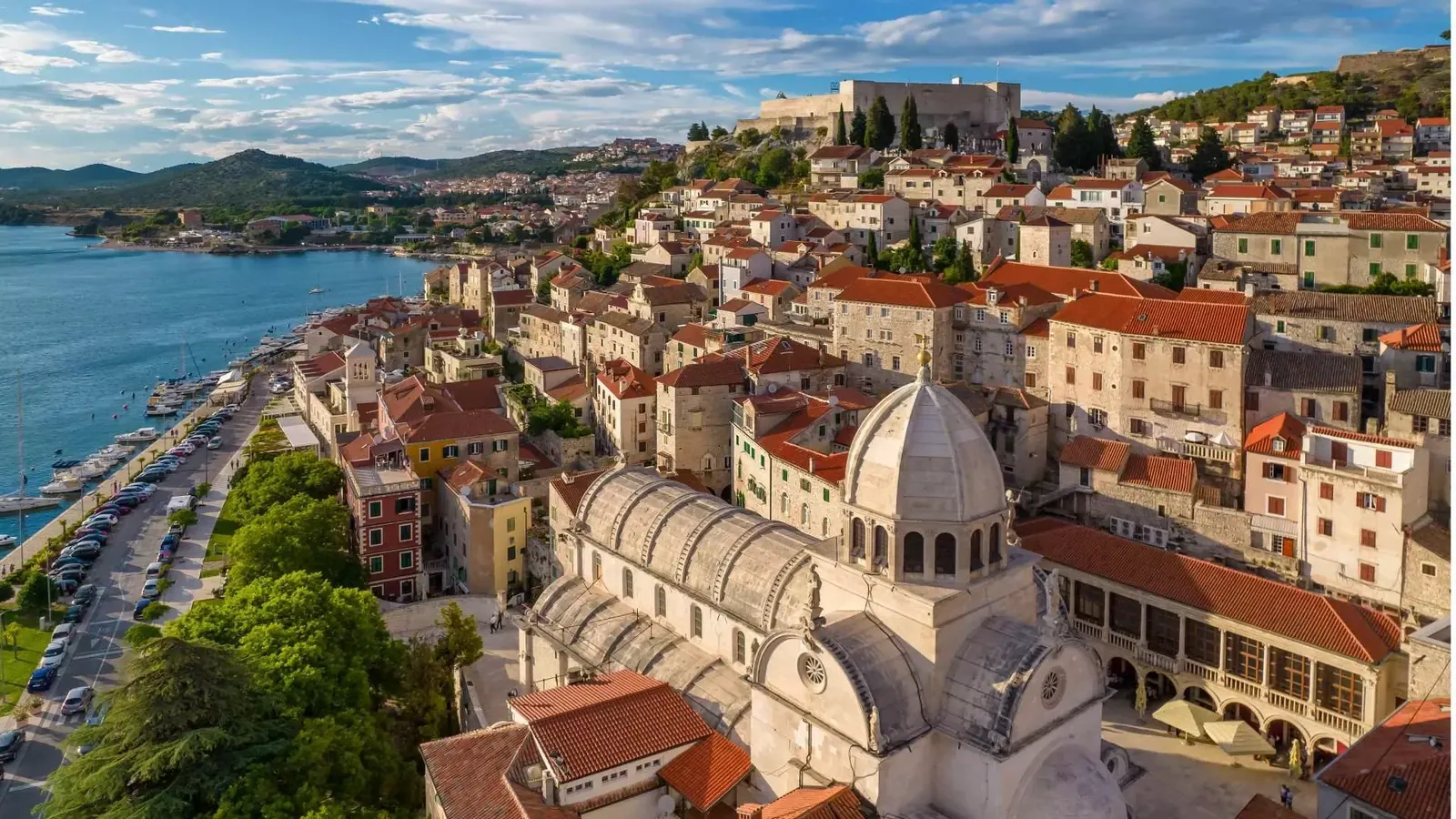 Zračni pogled na Stari grad Šibenik i njegovu historijsku kamenu arhitekturu na jadranskoj obali