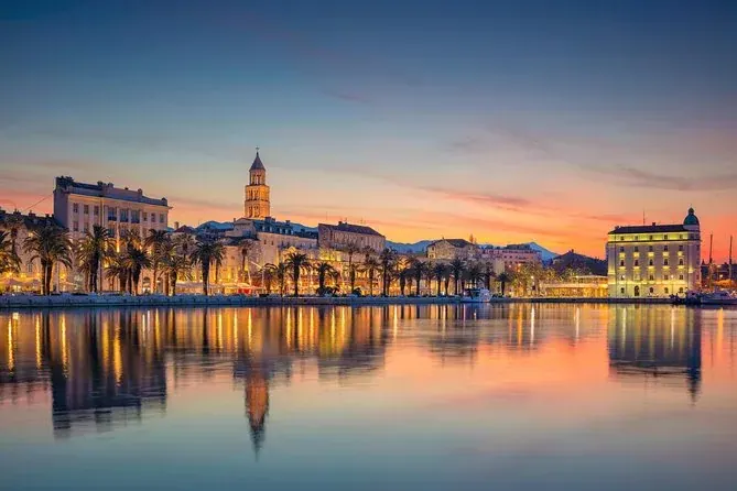 Split u zalasku sunca Splitska obala i historijski centar grada osvijetljeni pri zalasku sunca