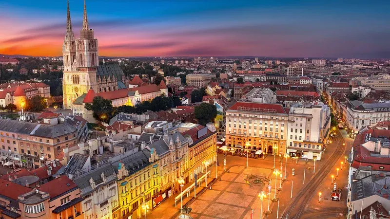 Zagrebačka katedrala uzdiže se iznad historijskog centra grada u zalasku sunca