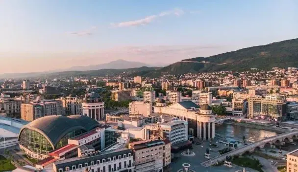 Panoramski pogled na centar Skoplja i okolne planine