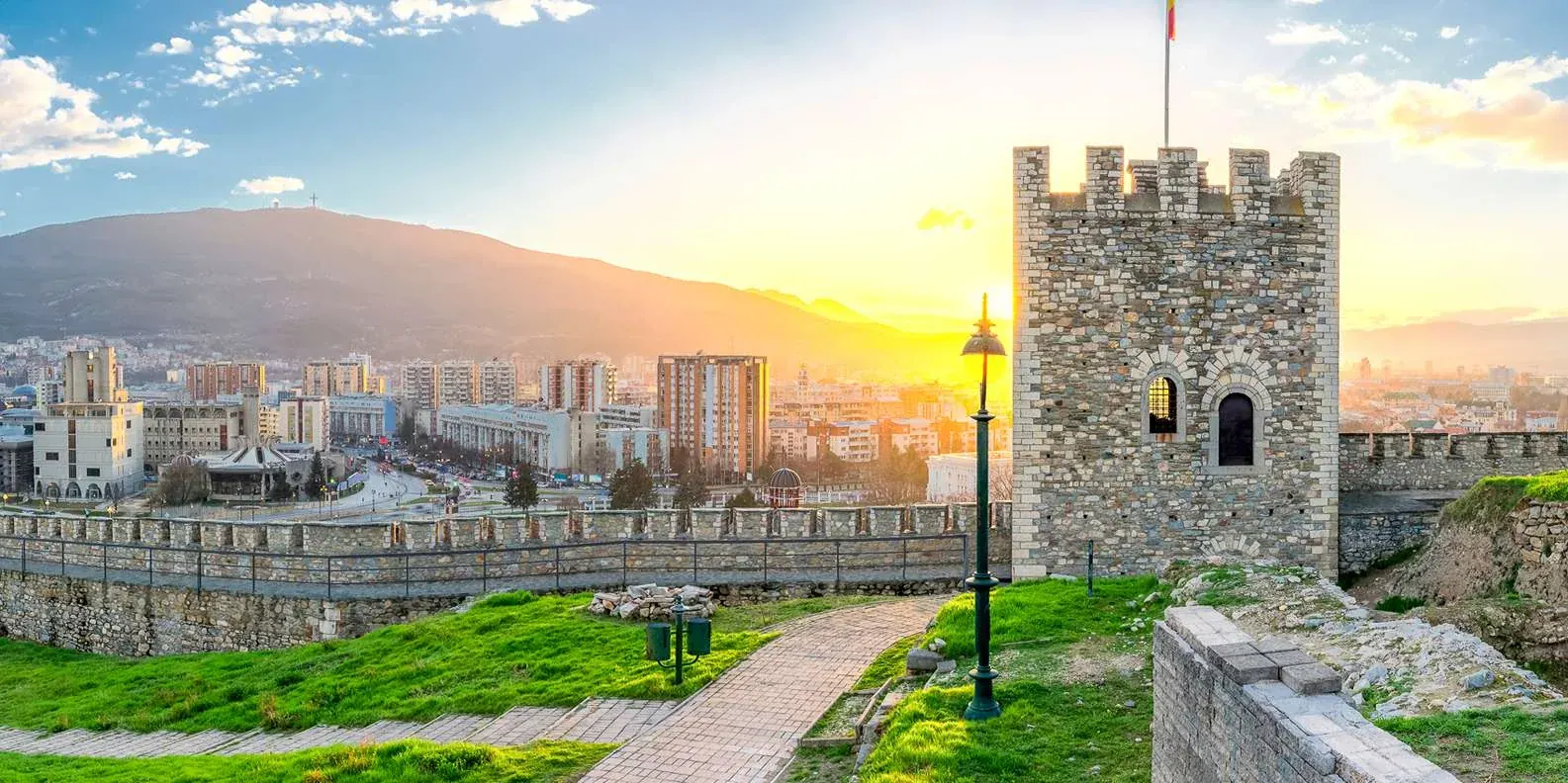Kamena kula i zidine tvrđave Kale koje se uzdižu iznad Skoplja