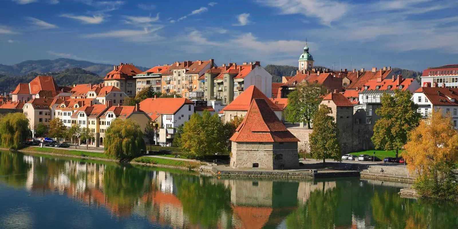 Historijski Stari grad Maribor uz rijeku Dravu u Sloveniji