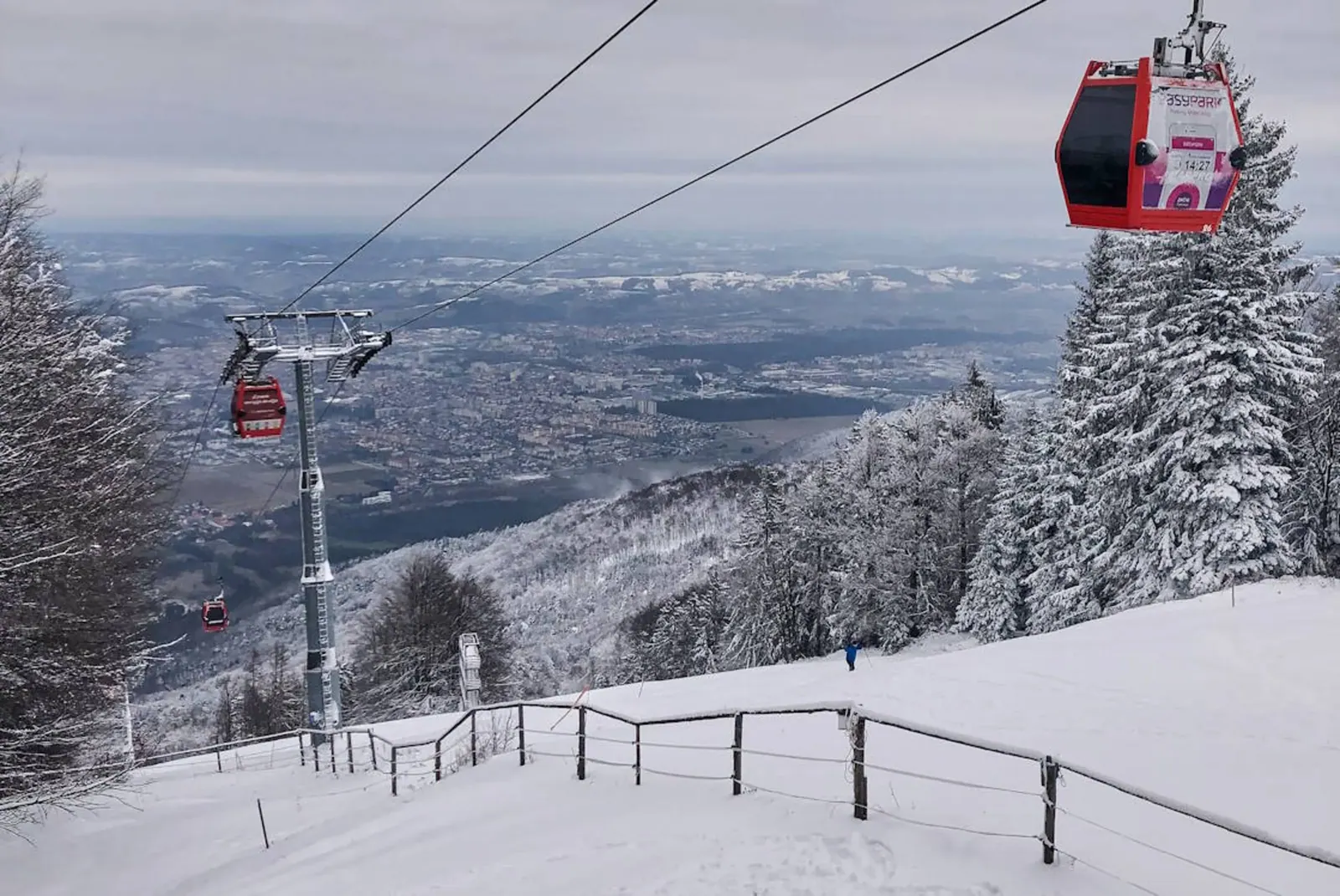 Žičara iznad snijegom prekrivenih padina skijališta Mariborsko Pohorje