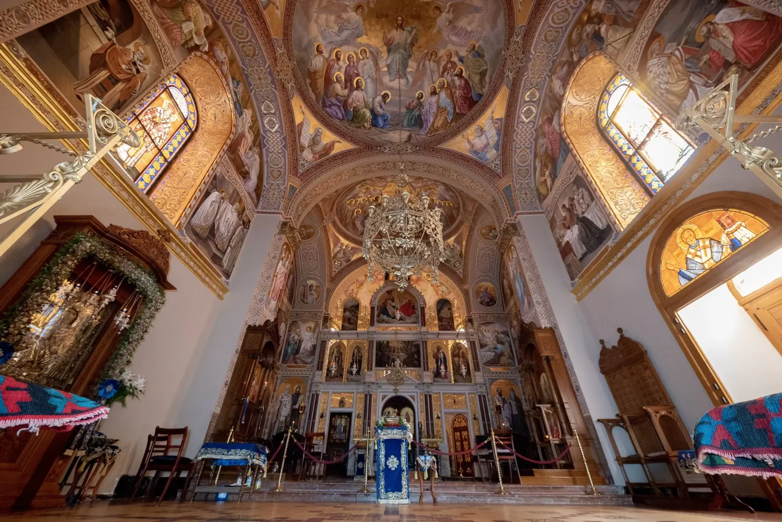 Pravoslavni manastir na Fruškoj gori Raskošna unutrašnjost historijskog pravoslavnog manastira na Fruškoj gori u Srbiji