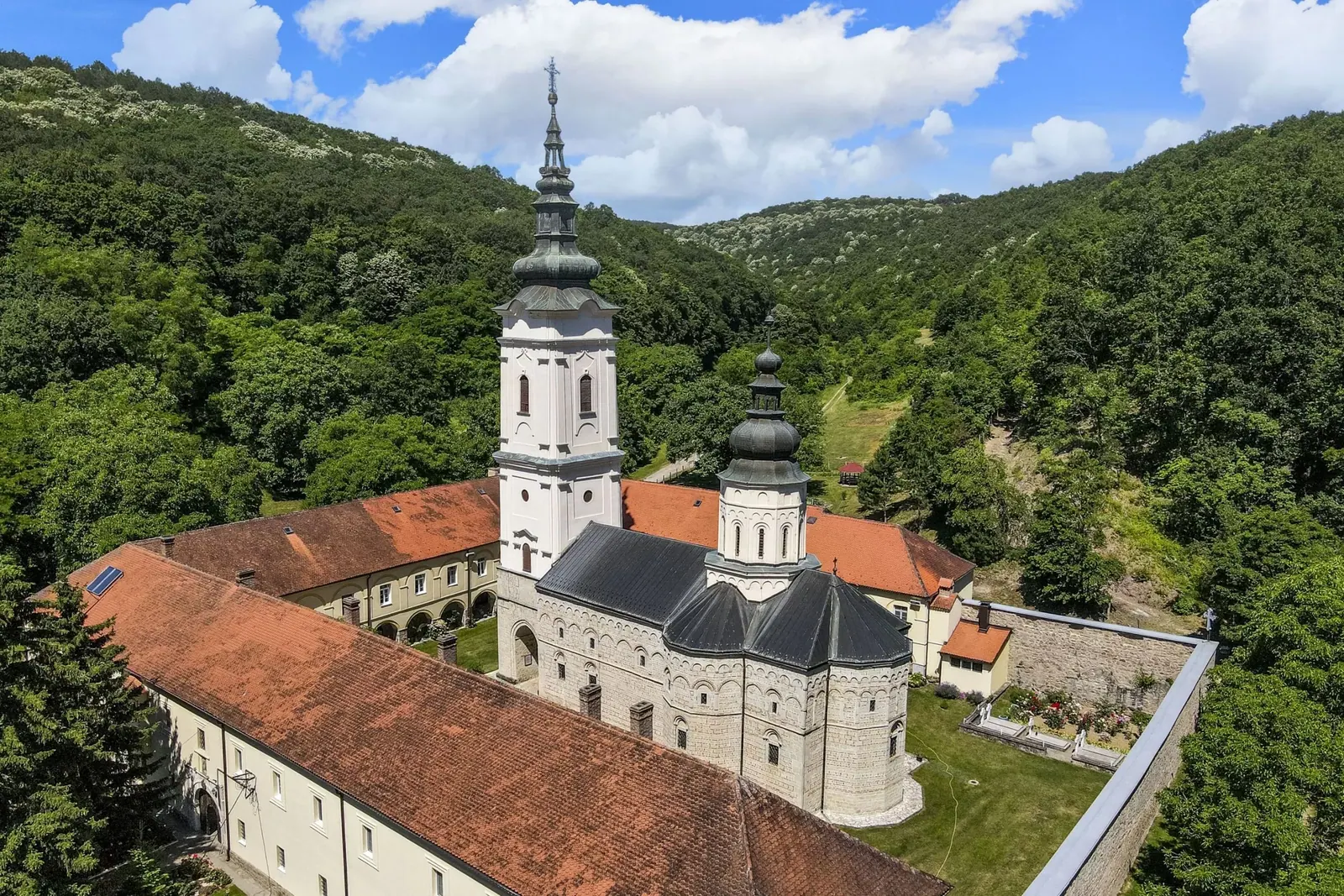 Manastir na Fruškoj gori Zračni pogled na pravoslavni manastir okružen šumama na Fruškoj gori