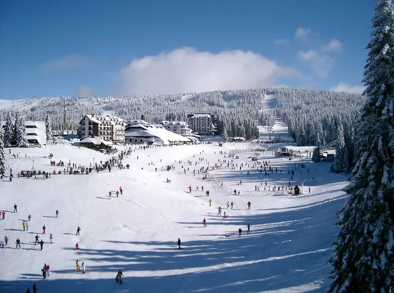 Panoramski pogled na skijalište Kopaonik i snijegom prekrivene padine u Srbiji
