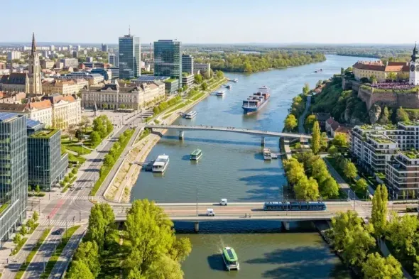Zračna panorama Novog Sada Zračni pogled na centar Novog Sada i rijeku Dunav