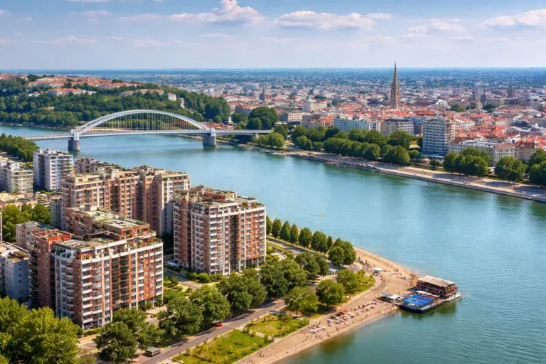 Panoramski pogled na Novi Sad i rijeku Dunav s mostovima koji povezuju grad