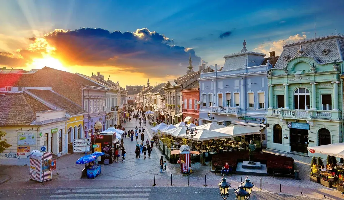 Centar Novog Sada Živopisna pješačka ulica s historijskom arhitekturom u centru Novog Sada