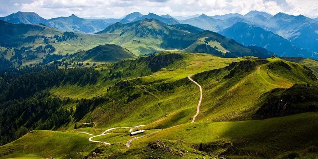 Panoramski pogled na blage zelene planine i doline Zlatibora